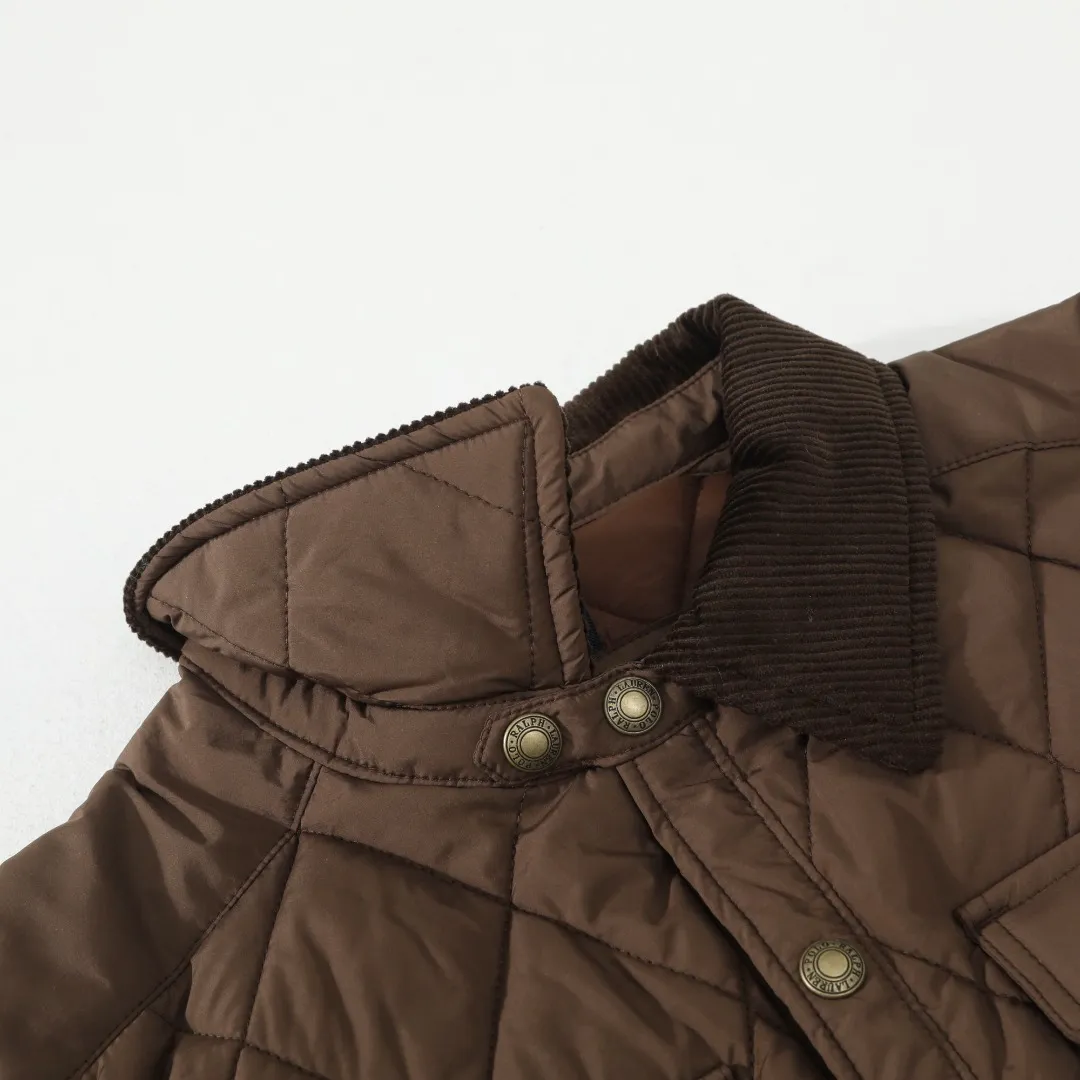 P370 #59 Ralph Lauren classic rhombus quilted cotton jacket for men and women. Inspired by retro workwear, it blends with contemporary British style. The imported machine-pressed rhombus quilting is accurately aligned, and the three-dimensional H-shaped tailoring is neat and slim. It is not bulky when layered in autumn and winter, and still maintains a light style.  Texture is reflected in the details: customized metal buckles, corduroy lapels, breathable eyelets under the arms, and slits on the hem, all replicating the brand's high-end genes. All excipients are standardized!  Five colors to choose from: black/khaki/brown/green/navy blue, easy to switch between commuting, leisure, and travel occasions. Function and appearance coexist: 37.5°C temperature control black technology, breathable and moisture-proof, anti-slip cotton patented fabric, temperature-locking, soft and waxy, durable and stylish. A retro warm-keeping item that can handle low temperatures calmly. The details are all made of craftsmanship, and the style has no limits. It has a classy look that will turn heads.  Color: Khaki Black Navy Green Brown Size: S M L